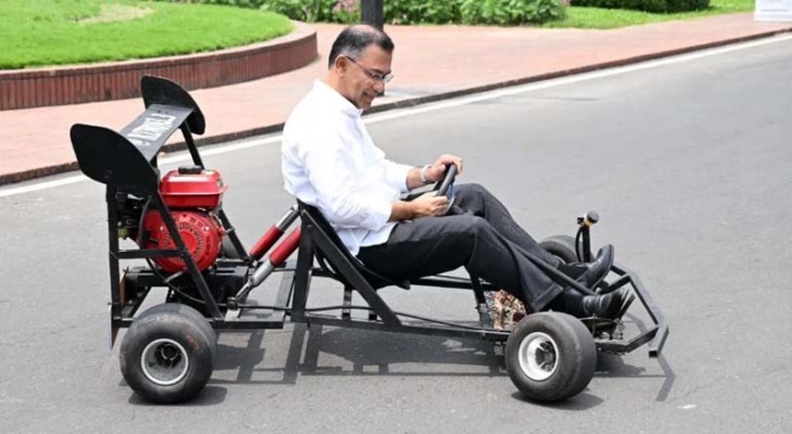 তরুণ শিক্ষার্থী রিজওয়ানের তৈরি রেসিং কার চালালেন প্রধানমন্ত্রী